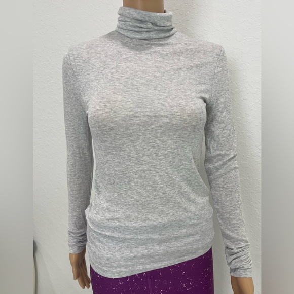 Fabletics XS Silver TurtleNeck Top Long Sleeve - Picture 4 of 9